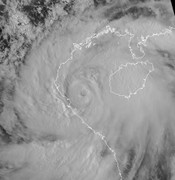 Vì sao bão số 5 Kajiki duy trì cường độ mạnh khi tiến sát đất liền miền Trung?