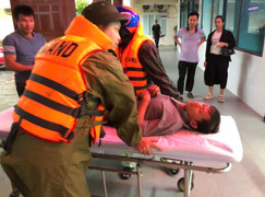 Giải cứu nhiều người mắc kẹt trong nhà tốc mái, sập đổ giữa bão số 5