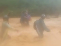 Cán bộ xã miền núi Nghệ An băng qua lũ dữ đưa hơn 120 dân bản đến nơi an toàn