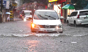 Vì sao bão số 5 đổ bộ miền Trung nhưng lại gây mưa lớn khủng khiếp tại Hà Nội?