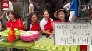 Người dân Hà Nội phát đồ ăn, nước uống miễn phí phục vụ khách xem diễu binh 2/9