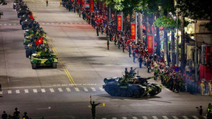 Dàn khí tài 'khủng' tiến vào Quảng trường Ba Đình trước giờ sơ duyệt diễu binh