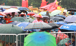 Nghìn người đội mưa đổ về Ba Đình từ sáng sớm chờ xem sơ duyệt diễu binh