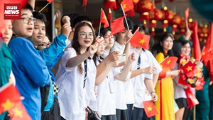 Người dân đổ về trung tâm Hà Nội, biến đường phố thành khán đài diễu binh