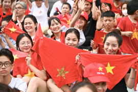 Người dân mở hội, biến phố Hà Nội thành biển cờ đỏ sao vàng trước giờ sơ duyệt