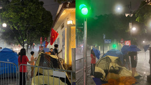 Tranh cãi chuyện đem con nhỏ ngủ lều trên phố giữa đêm mưa lớn chờ sơ duyệt A80