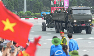 Xe pháo, tên lửa tiến vào trung tâm Hà Nội trước giờ sơ duyệt diễu binh A80