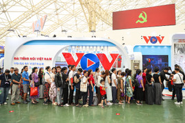 Dòng người chờ trải nghiệm VR 'Trở về thời khắc thiêng liêng' trong ngày cuối