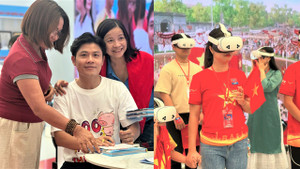 Dòng người chờ trải nghiệm VR 'Trở về thời khắc thiêng liêng' trong ngày cuối