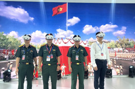 Dòng người chờ trải nghiệm VR 'Trở về thời khắc thiêng liêng' trong ngày cuối