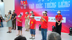 Dòng người chờ trải nghiệm VR 'Trở về thời khắc thiêng liêng' trong ngày cuối