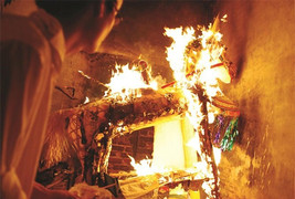 Khi Đức Phật khất thực ở nơi người dân oán hận nghĩ ngài gây nạn đói