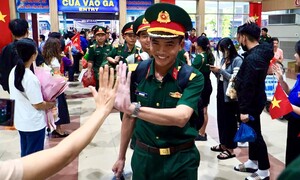 Đoàn chiến sĩ hoàn thành nhiệm vụ A80 trở về TP.HCM trong vòng tay người dân