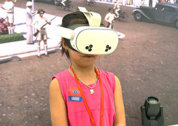 Dòng người chờ trải nghiệm VR 'Trở về thời khắc thiêng liêng' trong ngày cuối