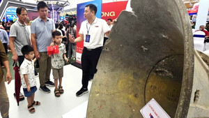 Dòng người chờ trải nghiệm VR 'Trở về thời khắc thiêng liêng' trong ngày cuối