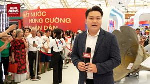 Dòng người chờ trải nghiệm VR 'Trở về thời khắc thiêng liêng' trong ngày cuối