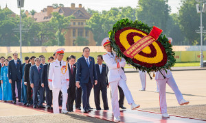 Đoàn đại biểu dự Đại hội Đảng bộ Quốc hội vào Lăng viếng Chủ tịch Hồ Chí Minh