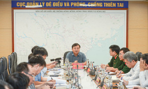 Bão số 10 càng gần bờ càng mạnh, hướng về Bắc Trung Bộ