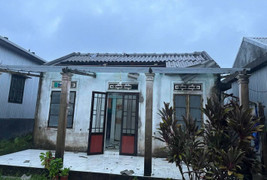Bão Bualoi chưa đổ bộ, lốc xoáy đã cuốn bay hơn 70 mái nhà ở Huế 