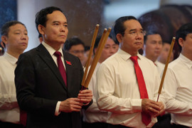 Đoàn đại biểu Đảng bộ TP.HCM dâng hương tưởng nhớ các Vua Hùng