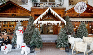 Quán cà phê Hà Nội hóa trời Âu, phun tuyết nhân tạo, hút khách mùa Giáng sinh