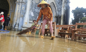 ‘Lũ rút, tài sản của gia đình tôi còn… cái nền nhà’