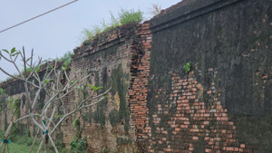 Cảnh hư hại trên Hoàng thành triều Nguyễn sau đợt mưa lũ lịch sử