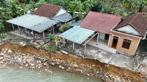 Rợn người những căn nhà chênh vênh bên bờ suối sạt lở sau 4 trận lũ liên tiếp