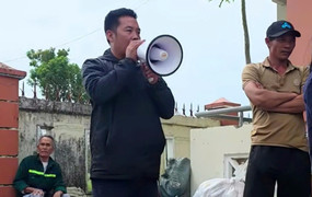 Trưởng thôn đi chân đất phát quà cứu trợ, không cần giấy vẫn nhớ tên 3.000 người dân