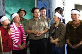 Thủ tướng thăm vùng rốn lũ Hòa Thịnh, động viên người dân vượt khó