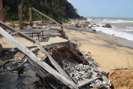 Bãi biển đẹp hoang sơ ở Huế tan nát, nguy cơ xoá sổ do thiên tai liên tiếp 