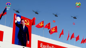 Mãn nhãn màn trình diễn của không quân Lào trong lễ kỷ niệm 50 năm Quốc khánh 