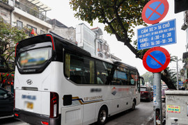 Bất chấp giờ cấm, xe khách trên 16 chỗ vẫn nườm nượp đi vào phố cổ Hà Nội