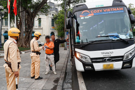 CSGT xử lý loạt xe khách du lịch dừng đỗ tuỳ tiện trên phố cổ Hà Nội