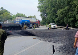 Cả trăm tấm lưới thép rơi từ xe đầu kéo trúng 2 người đi đường