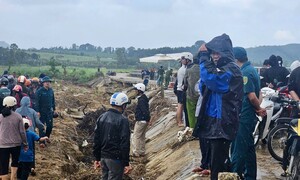 Hiện trường bê tông bờ kè đổ sập, 4 người trú mưa tử vong ở Đắk Lắk