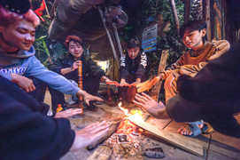 Hà Nội rét kỷ lục đầu mùa: Người lao động co ro bên bếp lửa suốt đêm