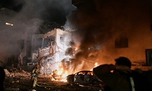 Infographic: Mỹ - Israel tấn công Iran, thương vong rải khắp Trung Đông