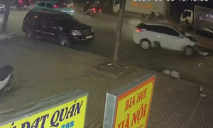 Khoảnh khắc ô tô gây tai nạn liên hoàn trên phố Hà Nội giờ cao điểm