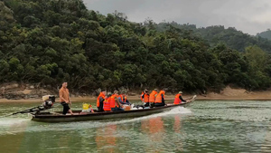 Băng rừng, vượt thác đi bầu cử sớm ở xã Trường Sơn, Quảng Trị