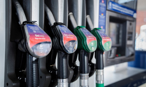 Giá dầu tăng mạnh, các nước G7 nói tạm thời chưa sử dụng kho dự trữ chiến lược