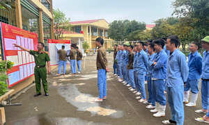 Tổ bầu cử trực tiếp mang hòm phiếu đến từng khu giam giữ để thực hiện bầu cử