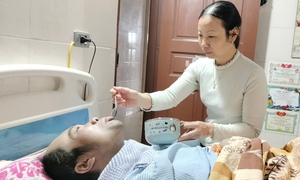 Ánh mắt cầu cứu của người thợ điện ngã mái nhà, phải mở hộp sọ để giữ mạng sống
