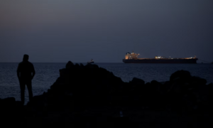 Tàu đi qua eo biển Hormuz tự nhận liên quan Trung Quốc để tránh tên lửa Iran