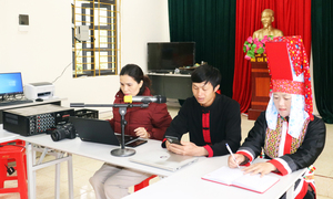 Chàng trai vùng cao Quảng Ninh dùng loa phát thanh kêu gọi người dân đi bầu cử