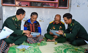 Theo chân bộ đội biên phòng tuyên truyền cho ngày bầu cử ở rẻo cao A Lưới