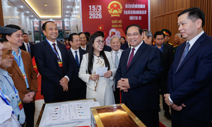 Thủ tướng Phạm Minh Chính cùng cử tri bỏ phiếu bầu cử tại phường Tây Hồ