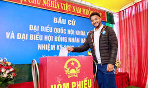 Xuân Son: 'Tự hào lần đầu tiên đi bầu cử với tư cách công dân Việt Nam'