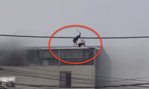 Video 2 người phá mái tôn cứu người mắc kẹt trong nhà 7 tầng cháy rừng rực
