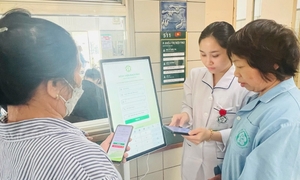 Hết cảnh dậy từ 5 giờ sáng xếp hàng giữ chỗ khi đi khám ở Bệnh viện Bạch Mai